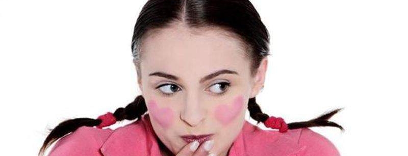 к чему горят щеки